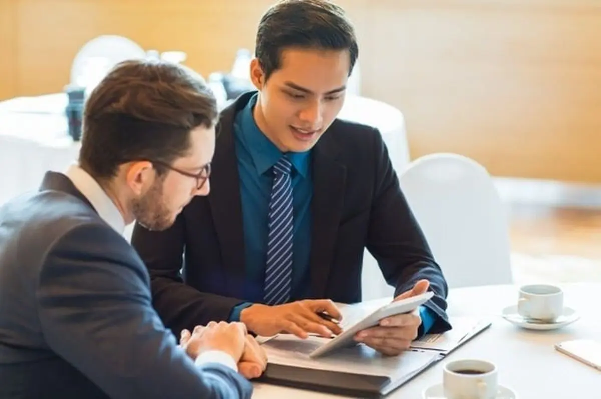 بهترین برخورد و رفتار با همکار خبرچین
