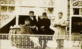 سفر در زمان؛ ژست عجیب خدمتکاران مظفرالدین شاه در کنار بز کوهی مُرده 