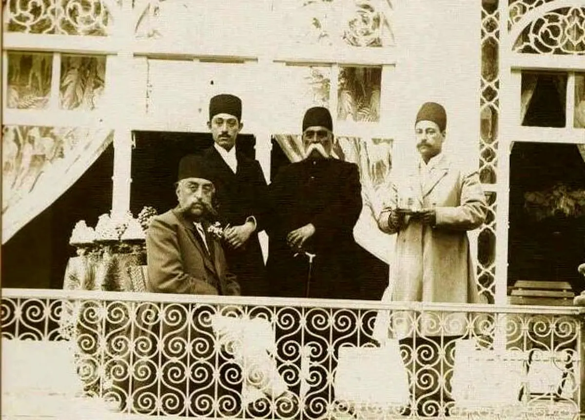 سفر در زمان؛ ژست عجیب خدمتکاران مظفرالدین شاه در کنار بز کوهی مُرده 