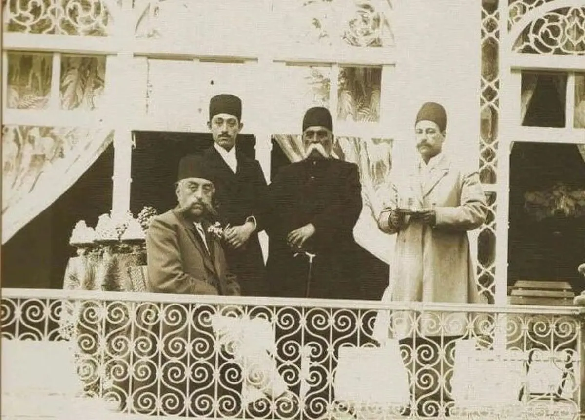 سفر در زمان؛ ژست عجیب خدمتکاران مظفرالدین شاه در کنار بز کوهی مُرده 