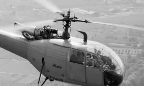 سفر در زمان؛ «محمدرضا پهلوی» در حال پرواز با هلیکوپتر آلوئت 3؛ سال 1337 