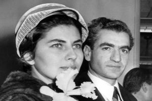 محمدرضا پهلوی در کارخانه مرسدس بنز/ ویدئو