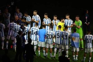 اهدای مدال طلای جام جهانی 2022 به اعضای تیم آرژانتین/ ویدئو