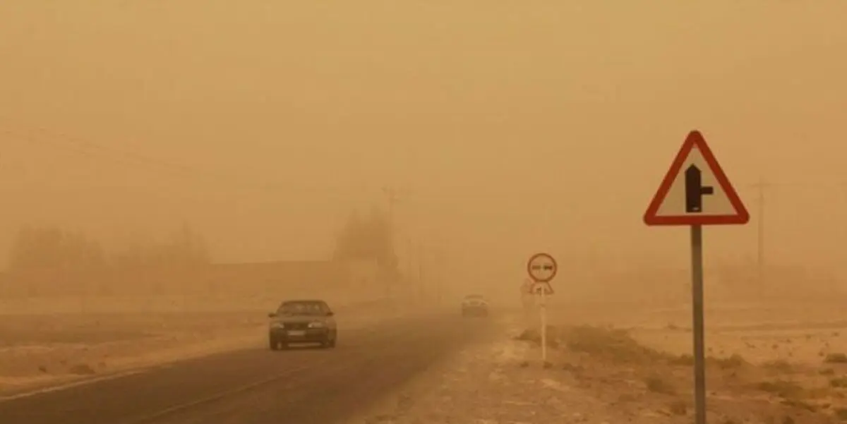 طوفان شن و بروز حادثه تصادف زنجیره‌ای در جاده نایین اردکان/ ویدئو