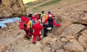 امدادگران هلال احمر ۲ کوهنورد زخمی را در علم کوه نجات دادند 