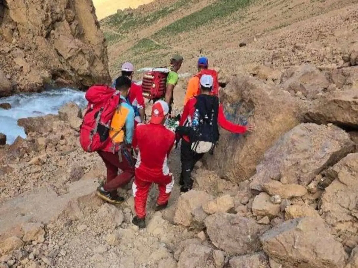 امدادگران هلال احمر ۲ کوهنورد زخمی را در علم کوه نجات دادند 
