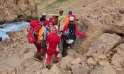 امدادگران هلال احمر ۲ کوهنورد زخمی را در علم کوه نجات دادند 