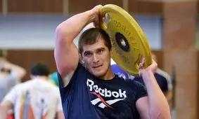 کنار گذاشتن قهرمان کشتی المپیک به خاطر عکس با یک پوستر خاص!

