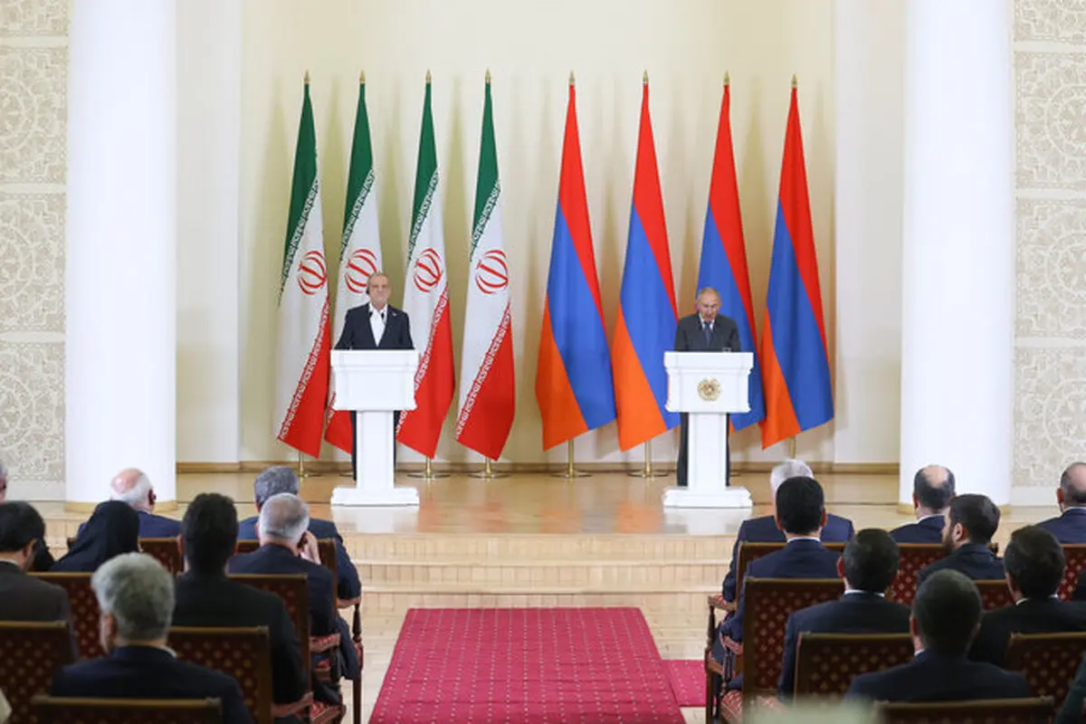 نخست‌وزیر ارمنستان: توافقات اخیر زمینه‌ساز دسترسی ریلی ایران به دریای سیاه است/ سیاست و حمکرانی در منطقه قفقاز باید قفقازی بماند/ از کوه‌های آرارات تا فلات ایران نسیم تاریخ، بوی شعر و موسیقی و مهمان‌نوازی را به سوی هر دو مرز برده است