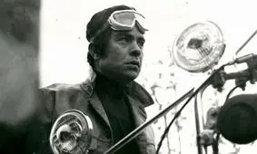 سفر در زمان؛ «بهروز وثوقی» و «حسن شاهین» در نمایی از فیلم رضا موتوری؛ سال 49/ عکس
