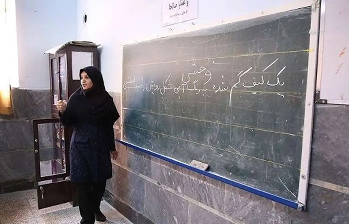  در آخرین روز سال هستیم و هنوز حقوق معلمان پرداخت نشده است/ وزیر آموزش و پرورش امروز یا حقوق فرهنگیان را بگیرد یا استعفاء خود را به رئیس‌جمهور بدهد/ حقوق فرهنگیان تا قبل از ساعت ۱۴ امروز واریز می‌شود