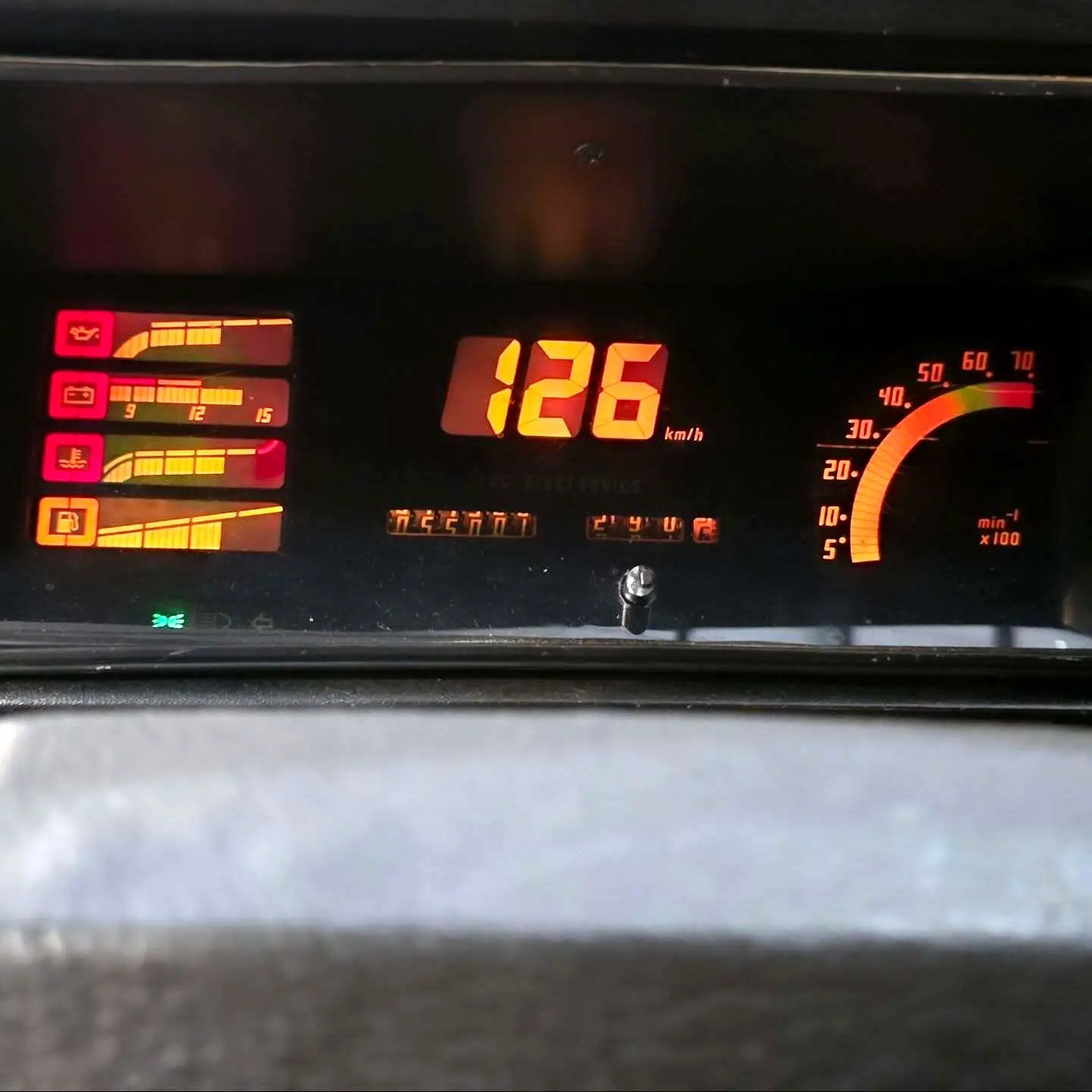 نمای خارجی خودروی شورولت شوت (GM Chevette SL) مدل ۱۹۸۹ به رنگ نوک‌مدادی با رینگ‌های اسپرت ۱۷ اینچی و چراغ‌های اورجینال در وضعیت بسیار سالم.