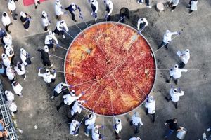 ۱۰۰ سرآشپز ترک بزرگ‌ترین املت سوسیس جهان را پختند/عکس