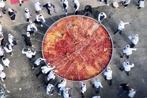 ۱۰۰ سرآشپز ترک بزرگترین املت سوسیس جهان را پختند/عکس