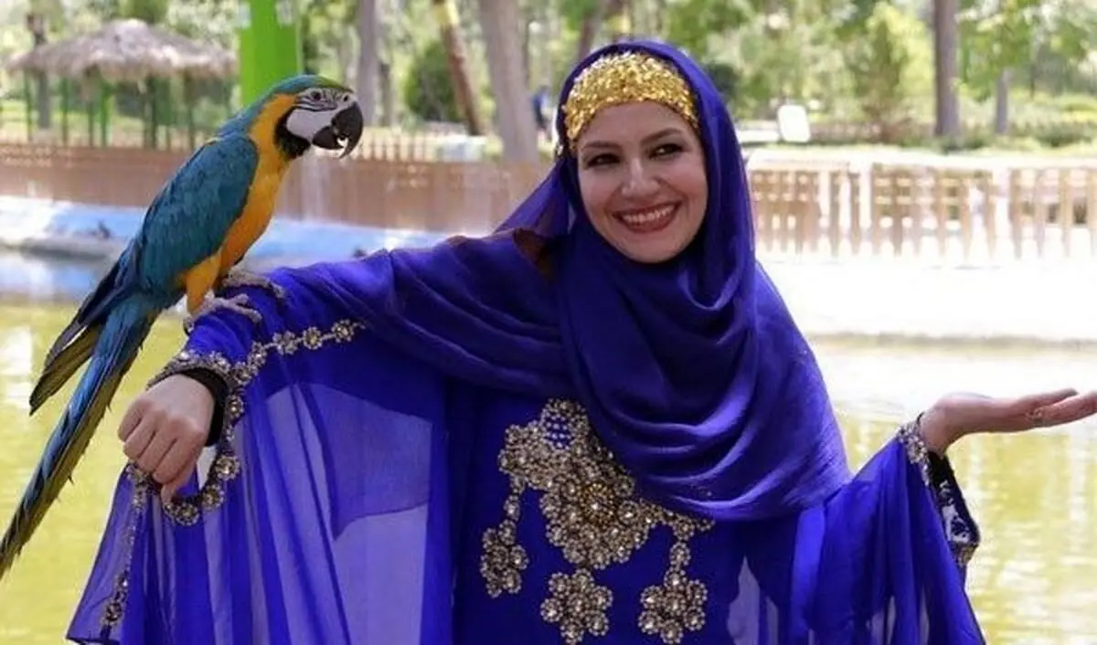 خاله شادونه با چادر در مراسم‌ عزاداری