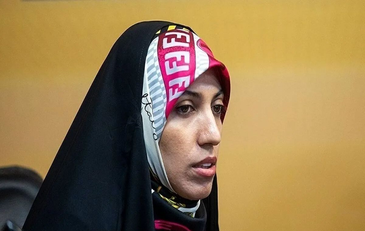  آمنه سادات ذبیح‌پور در کنار دختران بی حجاب حامی حزب الله لبنان در بیروت/ عکس