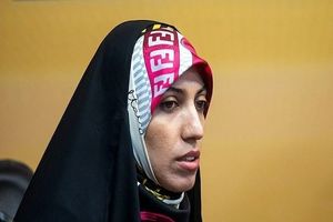  آمنه سادات ذبیح‌پور در کنار دختران بی حجاب حامی حزب الله لبنان در بیروت/ عکس