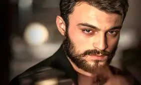 قرآن خواندن بازیگر زخم کاری روی آنتن زنده/ ویدئو