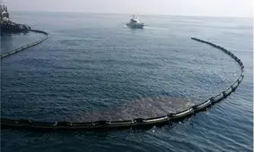 مشاهده لکه‌های نفتی حوالی جزیره خارگ/ پاکسازی آغاز شد