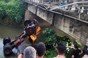 سقوط مرگبار کامیون کمپرسی به رودخانه‌ای در رشت