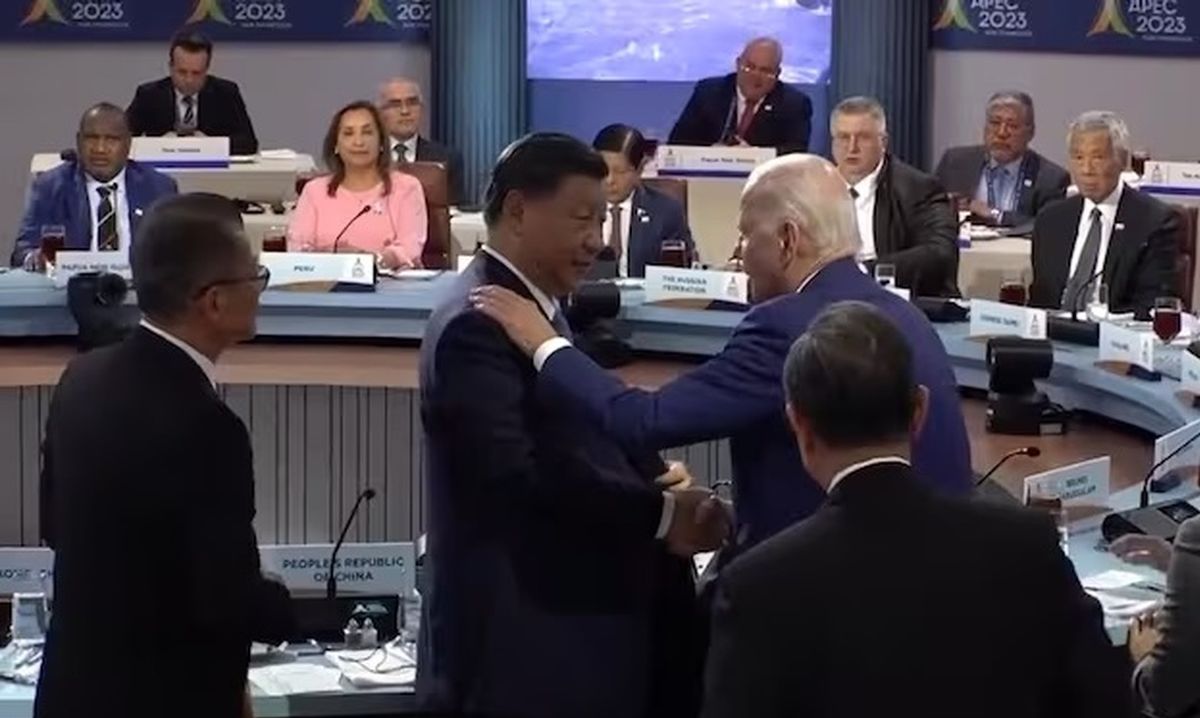 خوش و بش ناگهانی بایدن با رئیس جمهور چین در پایان نشست اپک/ ویدئو

