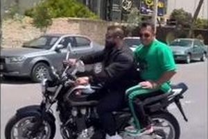 دور دور هادی چوپان با موتور سنگین سی بی ۱۳۰۰ در شهر/ ویدئو