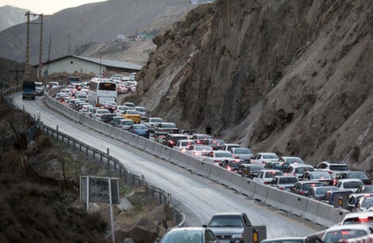 جاده چالوس و آزادراه تهران-شمال همچنان یکطرفه است/ ترافیک نیمهسنگین در ۷ محور