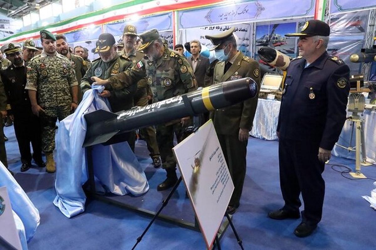 رونمایی موشک هواپایه ضدزره «شفق» و دوربین هواپایه‌ «یوسف»/ ویدئو

