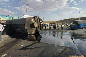واژگونی تانکر حاوی مواد نفتی در حومه شهر کامیاران