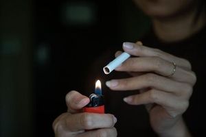 چرا سیگار کشیدن در دختران بیشتر شده؟