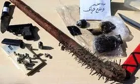 کشف سلاح‌های سرد عجیب در مخفیگاه اوباش حسن آباد/ ویدئو