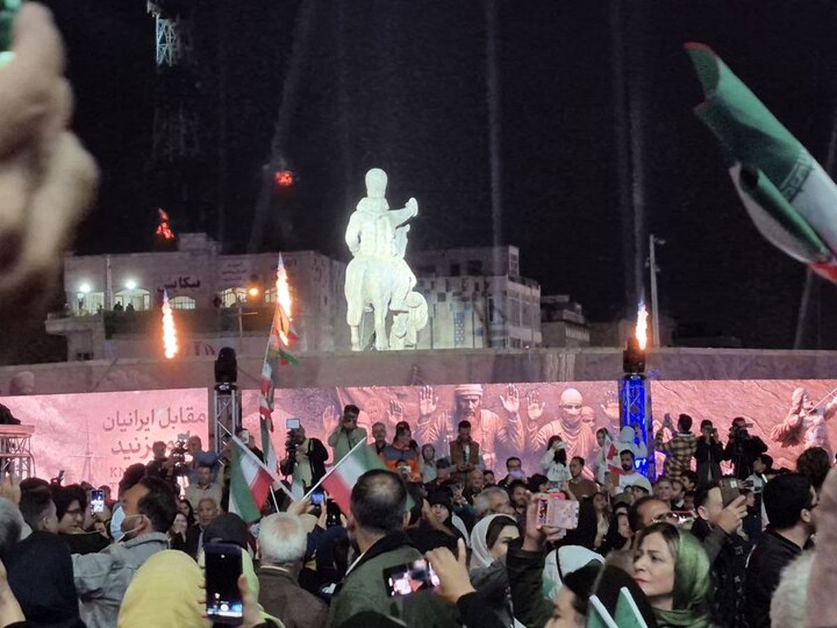 ادامه ملی‌گرایی در پایتخت؛ این بار رونمایی از مجسمه شاپور دوم در میدان انقلاب/ رونمایی از مجسمه «زانوزنندگان برابر ایران»/ ویدئو

