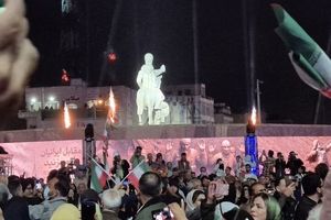 ادامه ملی‌گرایی در پایتخت؛ این بار رونمایی از مجسمه شاپور دوم در میدان انقلاب/ رونمایی از مجسمه «زانوزنندگان برابر ایران»/ ویدئو

