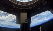 نقاشی‌های کودکان ایرانی به دست یاسمین مقبلی در ایستگاه فضایی بین‌المللی رسید/ این فضانورد آمریکایی ایرانی‌تبار روی یک تبلت با پس‌زمینه زیبای زمین آنها را به نمایش گذاشت/ ویدئو

