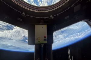 نقاشی‌های کودکان ایرانی به دست یاسمین مقبلی در ایستگاه فضایی بین‌المللی رسید/ این فضانورد آمریکایی ایرانی‌تبار روی یک تبلت با پس‌زمینه زیبای زمین آنها را به نمایش گذاشت/ ویدئو

