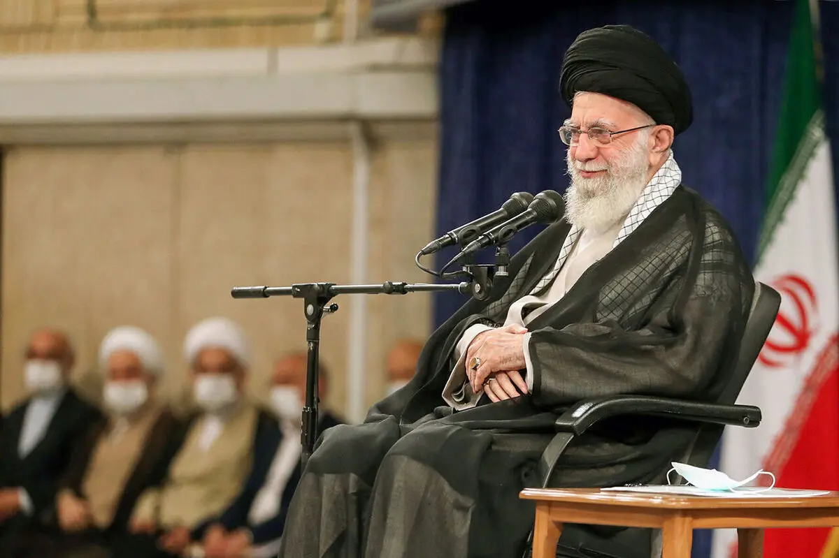 حکم انتصاب حضرت آیت‌الله شهید خامنه‌ای رضوان‌الله‌علیه به عنوان رئیس خدمه‌ آستان قدس رضوی | عکس