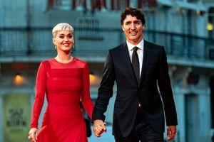 از آوازخوانی با هوگو چاوز تا شاه خوش سلیقه | سیاست عاشقی | روابط پرحاشیه سیاستمداران و ستارگان | چرا سیاستمداران جذب ستارهها میشوند؟