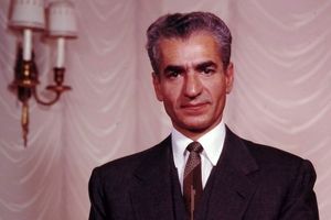 سفر در زمان؛ «محمدرضا پهلوی» در حال ورود به مراسم عروسی‌اش در کاخ مرمر تهران؛ سال 1329/ عکس

