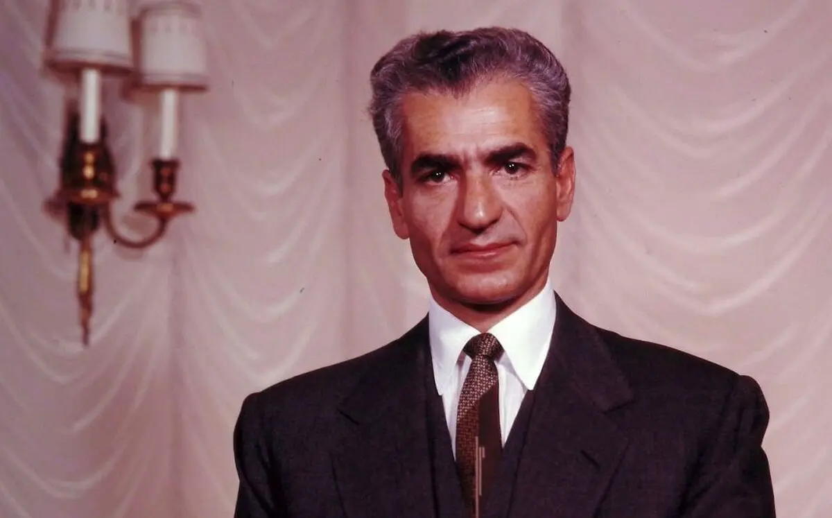 سفر در زمان؛ «محمدرضا پهلوی» در حال ورود به مراسم عروسی‌اش در کاخ مرمر تهران؛ سال 1329/ عکس


