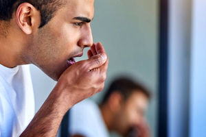  ۱۰ راهکار ساده برای رفع بوی سیر و پیاز از دهان / اینفوگرافیک 