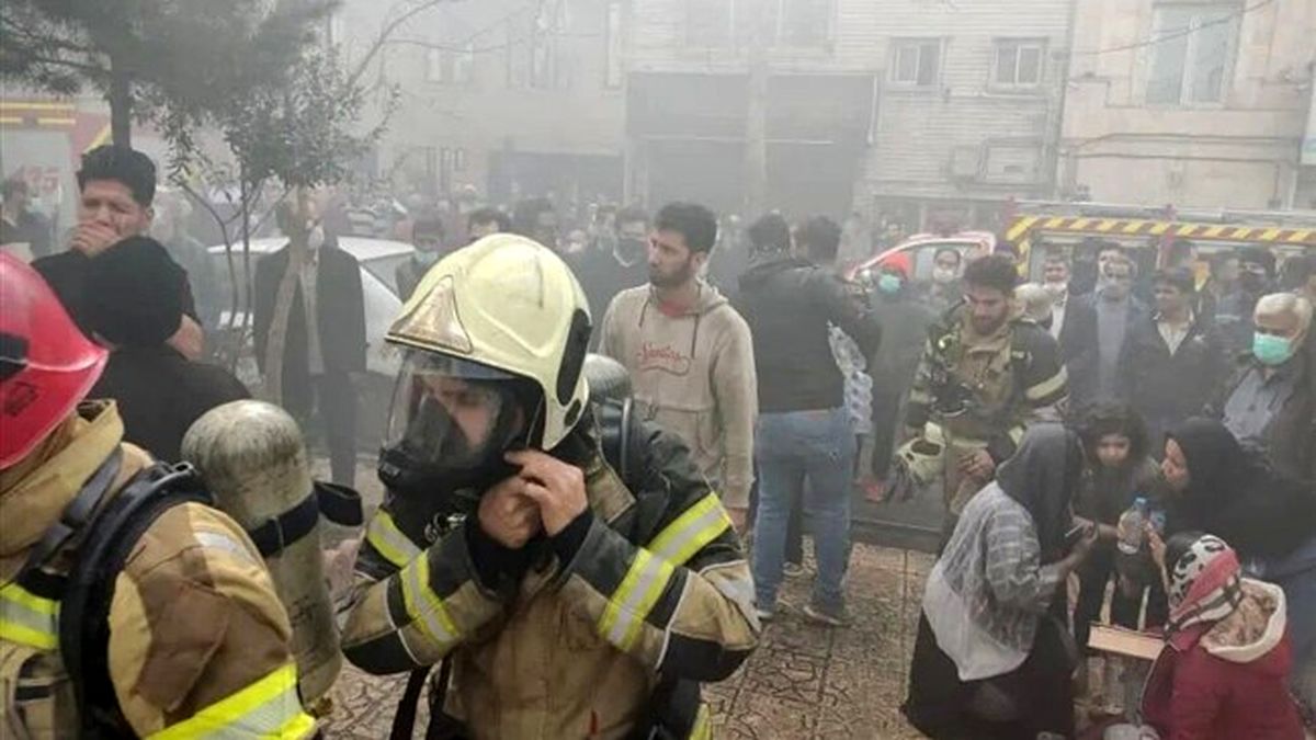 آتش سوزی هولناک در مشهد/ نجات ۱۲ کارگر در میان دود و آتش