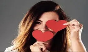 یک دختر وقتی عاشق می شود چگونه رفتار می کند؟ 