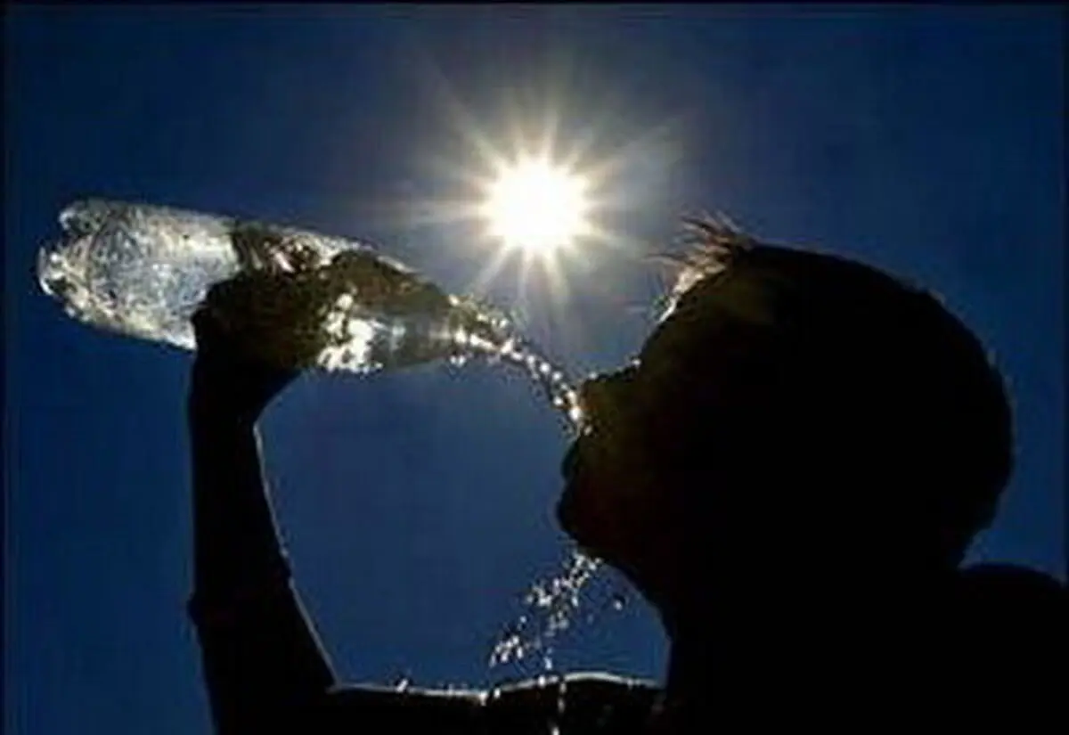 مصرف مداوم آب و مایعات؛ مهم ترین راه پیشگیری از گرمازدگی