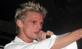 خواننده معروف دنیا به طرز عجیبی به قتل رسید