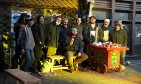 اجرای تئاتر درمانی در میان کارتن‌خواب‌های میدان شوش تهران؛ شب یلدایی سرشار از امید و همدلی/عکس