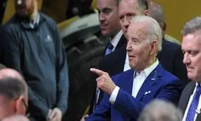 خرابکاری پرنده روی کت بایدن/ ویدئو

