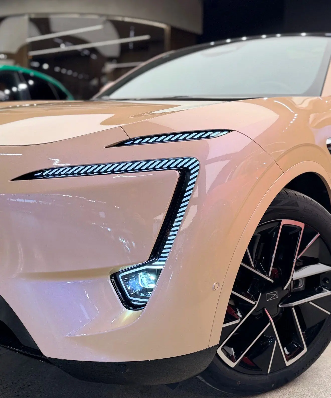 نمای ظاهری خودروی شاسی‌بلند الکتریکی آواتار ۱۱ الترا (AVATR 11 Ultra) به رنگ مشکی با رینگ‌های ۲۱ اینچی و باله عقب فعال.