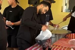 حسین تهی در حال توزیع نذری در روز عاشورا/ ویدئو 