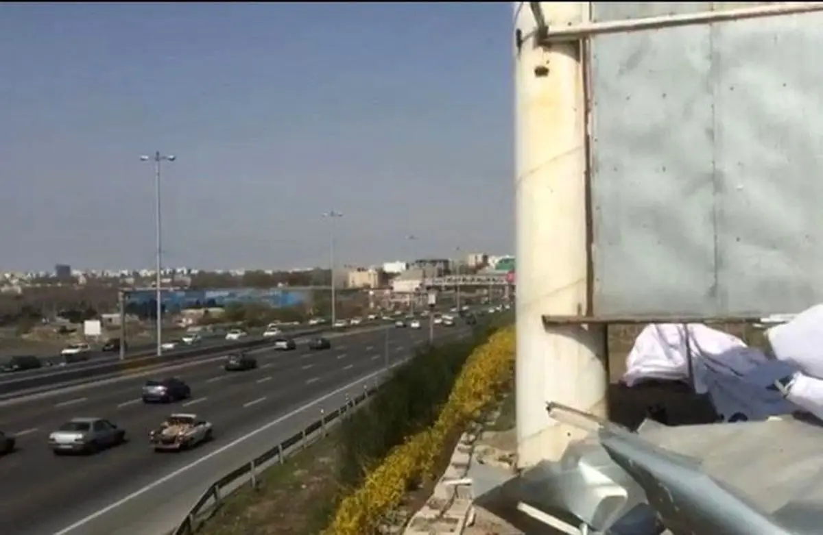 سقوط هولناک یک بیلبورد تبلیغاتی در اتوبان کرج-تهران/ ویدئو