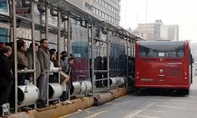 وزش باد منجر به سقوط ایستگاه اتوبوس در بزرگراه همت شد